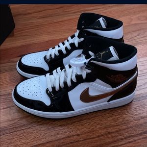 BRAND NEW AUTHENTICATED Air Jordan 1 Mid SE Patent Black White Gold Men’s Size 9
